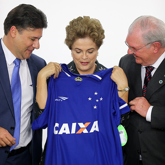 BRASLIA, DF, BRASIL, 19.01.2015. A presidente Dilma Rousseff recebe a camisa do Cruzeiro durante a cerimnia de assinatura de patrocnio da Caixa para times de futebol, no Palcio do Planalto. (FOTO Alan Marques/ Folhapress) PODER