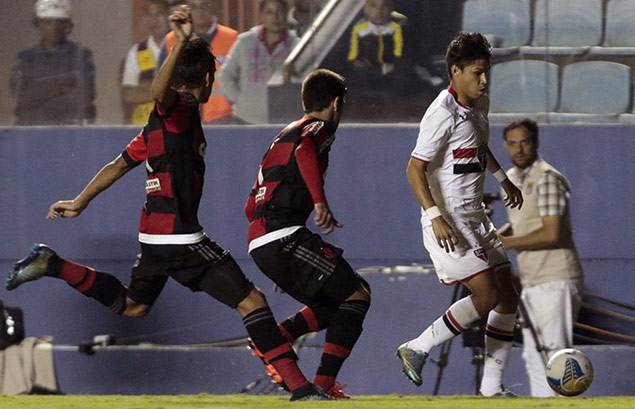 Jogadores de Flamengo e So Paulo disputam bola durante partida vlida pela Copa So Paulo