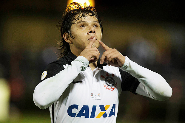 Romero comemora um dos seus dois gols na vitria do Corinthians nos Estados Unidos