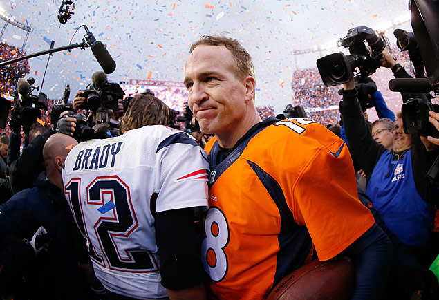 Peyton Manning e o adversrio Tom Brady durante a final da Conferncia Americana