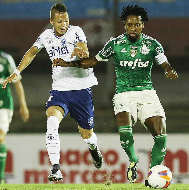 O meia Z Roberto tenta uma jogada para o Palmeiras contra o Nacional-URU