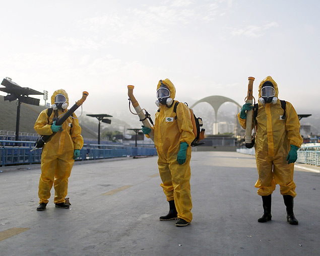 Funcionrios da prefeitura do Rio combatem possveis focos do mosquito no Sambdromo 