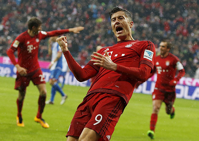 Football Soccer - Bayern Munich v TSG 1899 Hoffenheim - German Bundesliga - Allianz-Arena, Munich, Germany - 31/01/16. Bayern Munich's Robert Lewandowski celebrates. REUTERS/Michaela RehleDFL RULES TO LIMIT THE ONLINE USAGE DURING MATCH TIME TO 15 PICTURES PER GAME. IMAGE SEQUENCES TO SIMULATE VIDEO IS NOT ALLOWED AT ANY TIME. FOR FURTHER QUERIES PLEASE CONTACT DFL DIRECTLY AT + 49 69 650050 TPX IMAGES OF THE DAY ORG XMIT: REH19