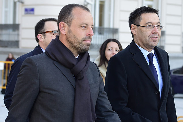Barcelona's former president Sandro Rosell (L) and Barcelona's president Josep Maria Bartomeu arrive to attend Spain's national court in Madrid on February 1, 2016. A Spanish judge on May 13, 2015 ordered Barcelona football club to stand trial over alleged tax fraud linked to the signing of Brazilian star striker Neymar. The National Court in Madrid ordered the trial of Barca's president Josep Maria Bartomeu, his predecessor Sandro Rosell and the club as a defendant in its own right. AFP PHOTO/ JAVIER SORIANO ORG XMIT: SB2719