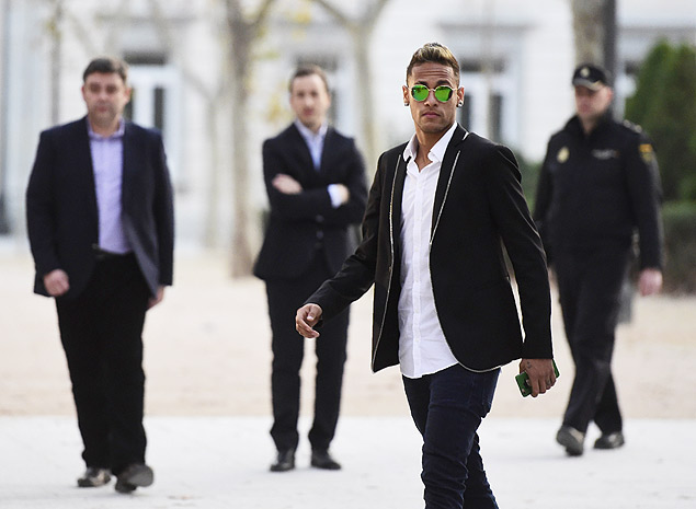 O atacante brasileiro Neymar deixa prédio da Audiência Nacional, em Madri, na Espanha