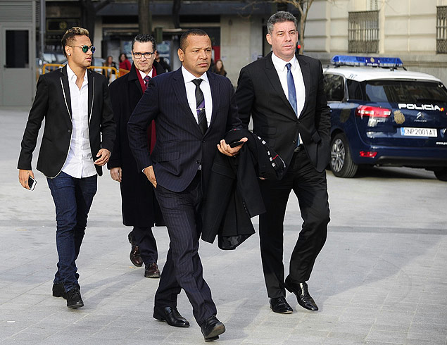 Barcelona's Brazilian forward Neymar (L) and his father Neymar Santos (C) arrive to Spain's national court in Madrid on February 2, 2016. Barcelona star Neymar is called to give evidence this week a murky case over the deal which brought the Brazilian to the Catalan giants from Santos in 2013. AFP PHOTO / CURTO DE LA TORRE ORG XMIT: MAD2211