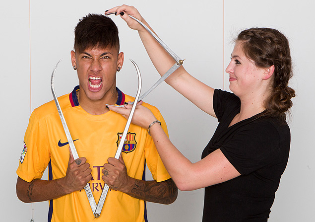 Neymar tira medidas para virar boneco de cera em museu em Orlando