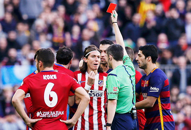 Filipe Lus (centro) recebe o carto vermelho aps falta violenta em Lionel Messi