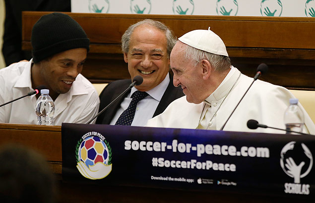 Papa Francisco (dir.) e Ronaldinho (esq.) conversam no lanamento do "Futebol pela Paz", no Vaticano