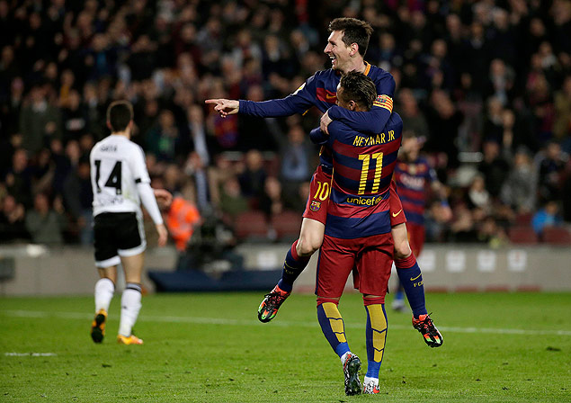 Neymar abraça Messi marcar o quarto gol na goleada de 7 a 0 do Barcelona diante do Valencia