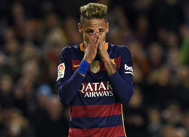 Neymar lamenta o pênalti perdido na goleada do Barcelona sobre o Valencia