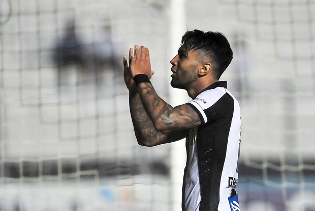 Gabriel comemora gol em vitória do Santos por 2 a 0 sobre a Ponte Preta, em Campinas, pelo Campeonato Paulista
