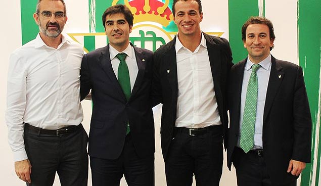 Leandro Damiao, junto a Eduardo Maci, el presidente ngel Haro y Jos Miguel Lpez Cataln.04/02/2016 - 21:34Real Betis Balompi has signed Brazilian striker Leandro Damiao. The player will stay in the Green-and-White Club until the 30th of June of 2016.
