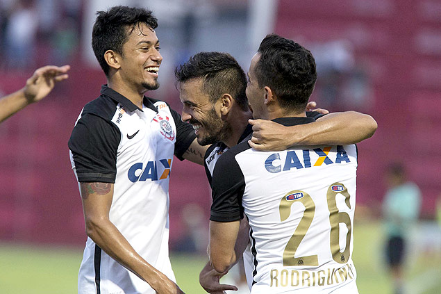 Rodriguinho (de costas) comemora gol marcado por Uendel (centro), contra o Audax