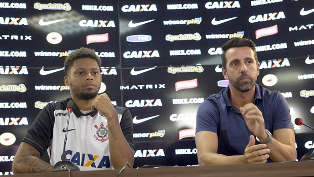 O atacante Andr durante apresentao no Corinthians, ao lado de Edu Gaspar, gerente de futebol do clube