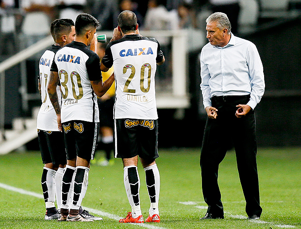 Tite conversa com jogadores do Corinthians durante jogo contra o Capivariano