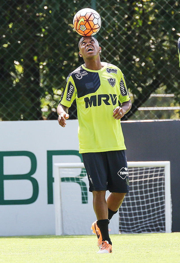 Robinho controla a bola durante treino no Atltico-MG
