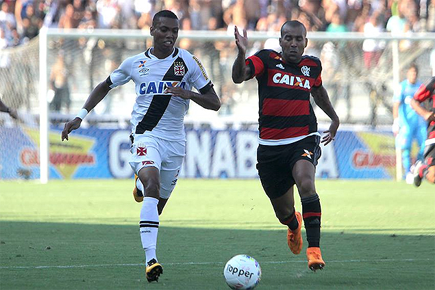 Jogadores de Vasco e Flamengo disputam bola durante clssico pelo Estadual do Rio