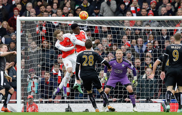 Welbeck desvia de cabea para marcar o gol da vitria do Arsenal sobre o Leicester City
