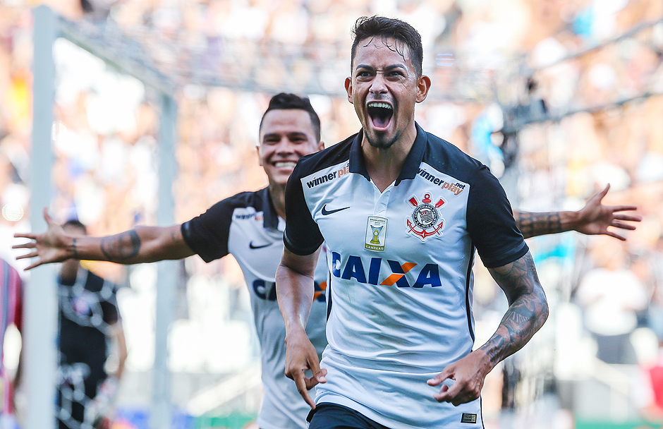 Lucca comemora aps aproveitar falha de Luco e marcar o primeiro gol do Corinthians