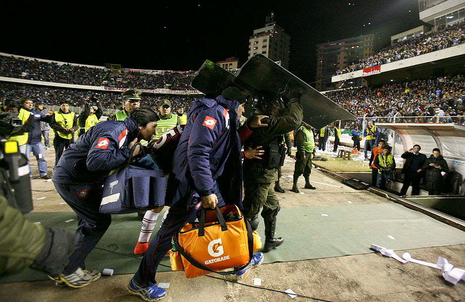 Polcia protege jogador e membros da comisso tcnica do San Lorenzo durante um jogo da Libertadores na Bolvia