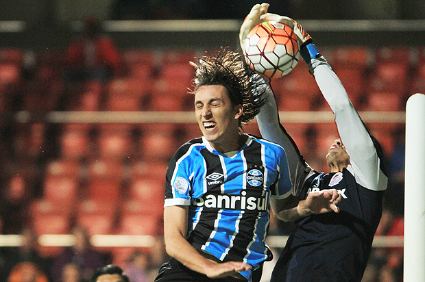 Geromel disputa a bola com o goleiro do Toluca, Alfredo Talavera, em partida da Libertadores em fevereiro de 2016