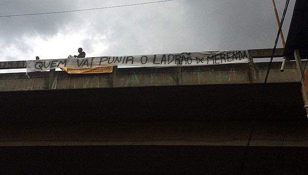 Gavies espalha faixas de protesto pela cidade e faz manifestao na sede da Federao Paulista