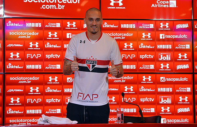 Maicon veste a camisa e projeta parceria com Lugano. Novo zagueiro do Tricolor, jogador foi apresentado nesta quinta (18) e revelou desejo de ficar mais tempo no clube