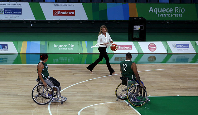 Former basketball player Hortencia Marcari (C) runs with the ball as Paralympics athletes accompanied her in the Arena Carioca 1 at the Rio 2016 Olympic Park in Rio de Janeiro, Brazil, January 12, 2016. Arena Carioca 1 is the venue for basketball matches during the Rio 2016 Olympic Games. REUTERS/Pilar Olivares ORG XMIT: PON08