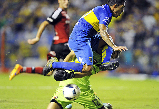 Tevez, do Boca Juniors, em dividida com o goleiro Ezequiel Unsain, do Newell's Old Boys