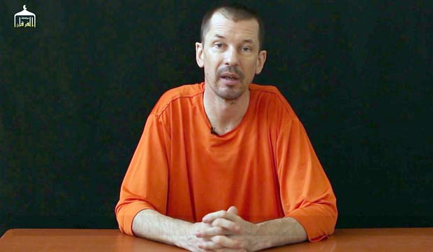 O jornalista britnico John Cantlie, preso pela milcia radical EI (Estado Islmico), em video que critica os governos de Estados Unidos e Reino Unido. Cantlie, que  mantido refm pelo EI desde novembro de 2012, aparece no vdeo atrs de uma bancada, com postura de apresentador de televiso e a roupa laranja caracterstica dos detidos da milcia que aparecem em seus filmes de propaganda. *** An image grab taken from a video released by the Islamic State (IS) group through Al-Furqan Media via YouTube on September 18, 2014, allegedly shows British freelance photojournalist, John Cantlie, at an undisclosed location in which he says he is being held captive. In the video, Cantlie, wearing an orange jumpsuit, speaks directly to the camera in the style of a news report and promises to reveal the "truth" about the jihadist group that has seized parts of Iraq and Syria. AFP PHOTO / HO / AL-FURQAN MEDIA VIA YOUTUBE == RESTRICTED TO EDITORIAL USE - NO MARKETING NO ADVERTISING CAMPAIGNS - DISTRIBUTED AS A SERVICE TO CLIENTS FROM ALTERNATIVE SOURCES, AFP IS NOT RESPONSIBLE FOR ANY DIGITAL ALTERATIONS TO THE PICTURE'S EDITORIAL CONTENT, DATE AND LOCATION WHICH CANNOT BE INDEPENDENTLY VERIFIED ==
