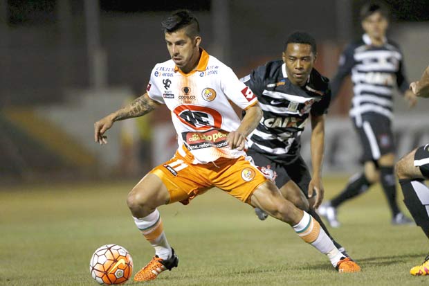 Elias marca jogador do Cobresal (CHI) durante partida pela Libertadores, na ltima quarta-feira (17) 