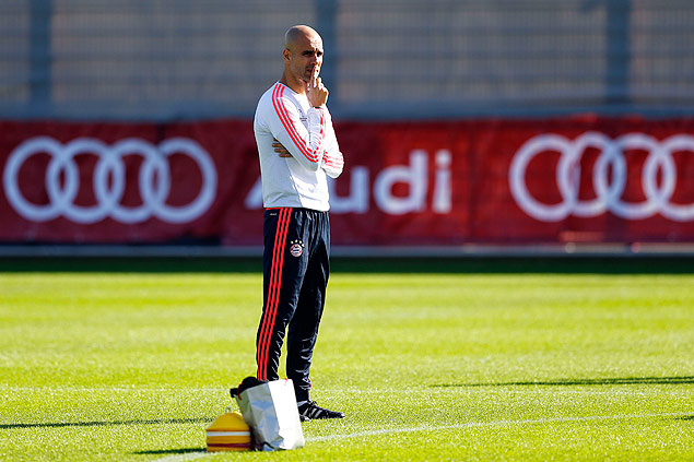 Bayern head coach Pep Guardiola watches his team during a training session prior to the Champions League round of 16 first leg soccer match between Bayern Munich and Juventus Turin in Munich, Germany, Monday, Feb. 22, 2016. Bayern will face Juve on Tuesday in Turin. (AP Photo/Matthias Schrader) ORG XMIT: MAS101