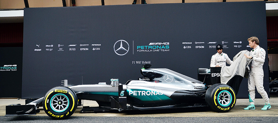 Hamilton e Rosberg apresentam o carro da Mercedes