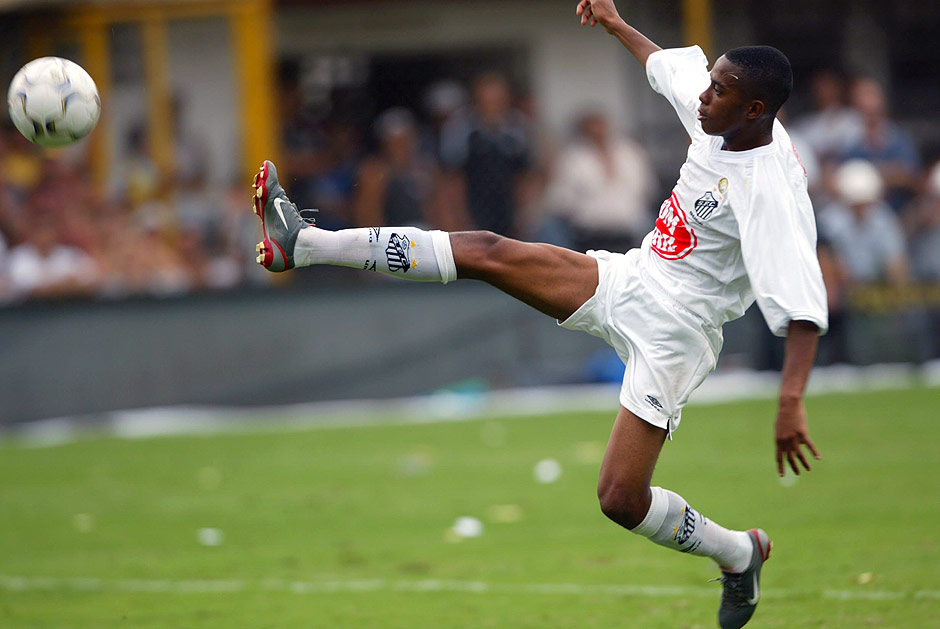 Robinho em jogo pelo Santos em 2002