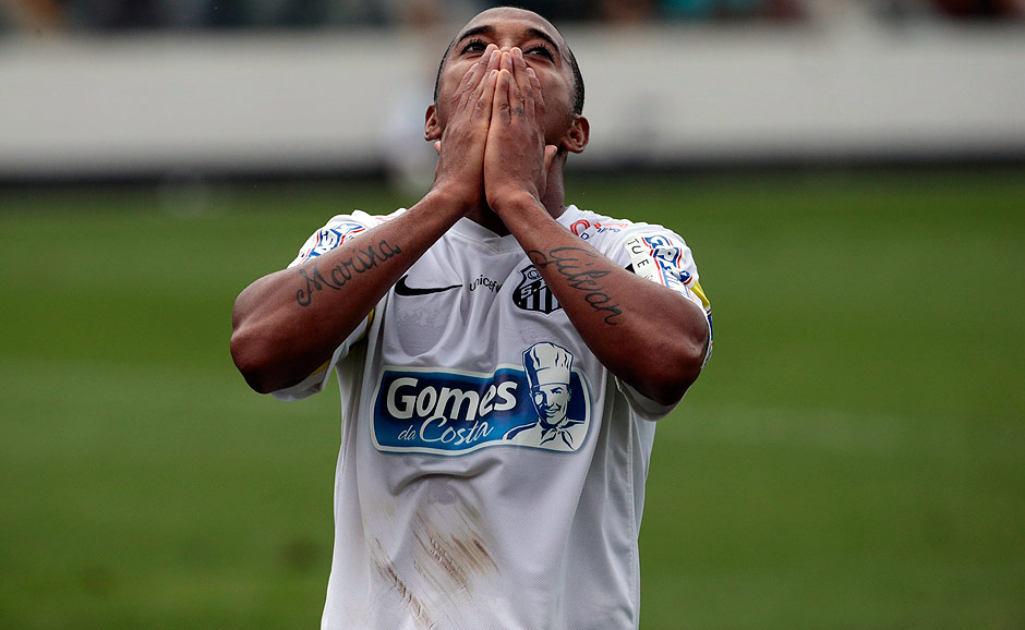 Robinho lamenta chance desperdiada em jogo do Santos contra o Corinthians