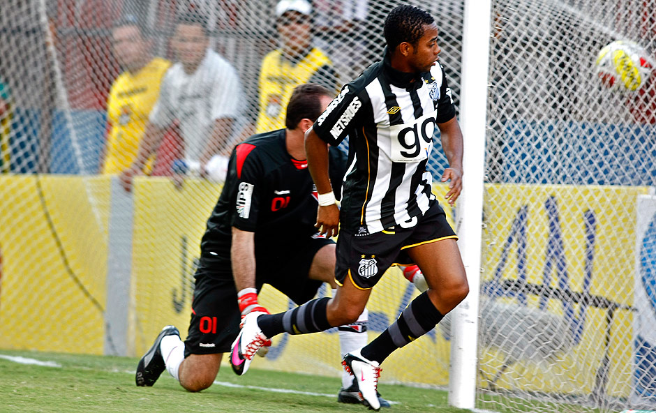 Robinho marca de letra em jogo do Santos contra o So Paulo