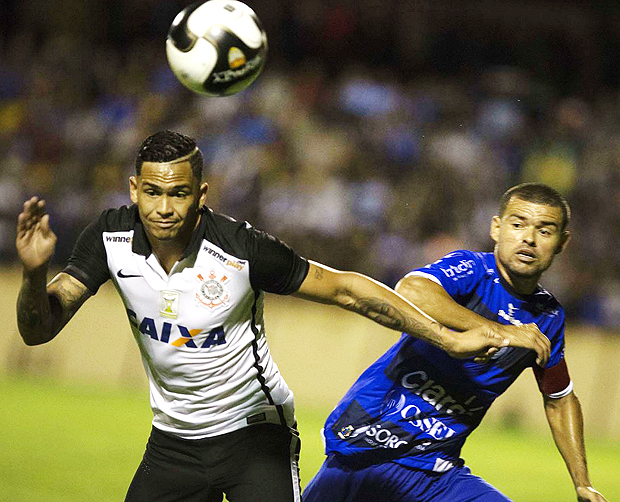 Luciano disputa bola durante jogo do Corinthians contra o So Bento