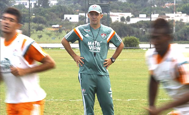 O tcnico Eduardo Baptista durante treino do Fluminense