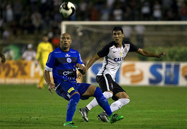 Edno (esq.), do So Bento, em disputa de bola com Balbuena, do Corinthians