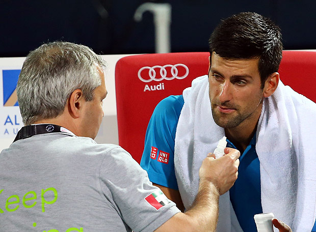 O srvio Novak Djokovic recebe tratamento mdico durante partida contra o espanhol Feliciano Lpez