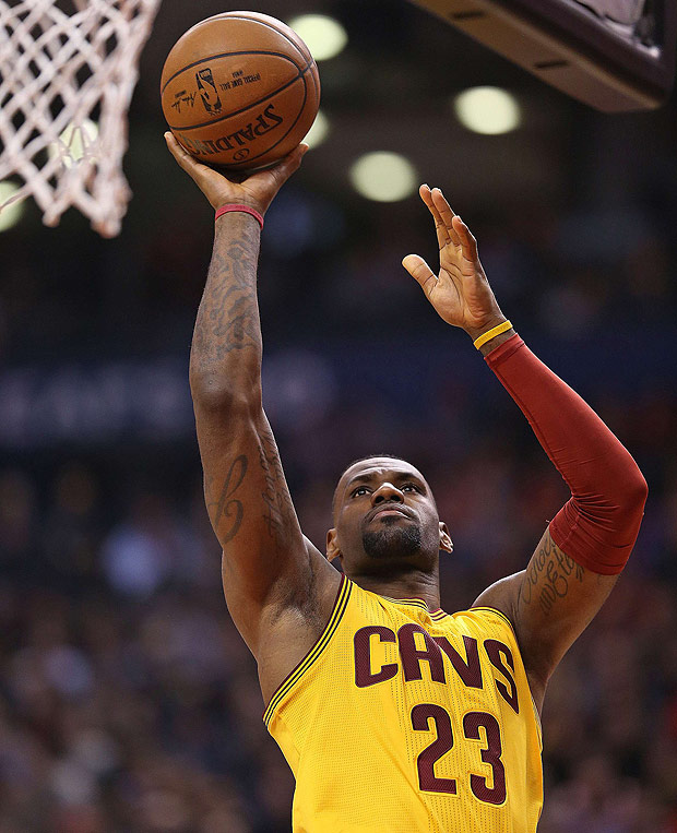 TORONTO, ON - FEBRUARY 26: LeBron James #23 of the Cleveland Cavaliers goes up for a basket against the Toronto Raptors during an NBA game at the Air Canada Centre on February 26, 2016 in Toronto, Ontario, Canada. NOTE TO USER: user expressly acknowleges and agrees by downloading and/or using this Photograph, user is consenting to the terms and conditions of the Getty Images License Agreement. Claus Andersen/Getty Images/AFP == FOR NEWSPAPERS, INTERNET, TELCOS & TELEVISION USE ONLY ==