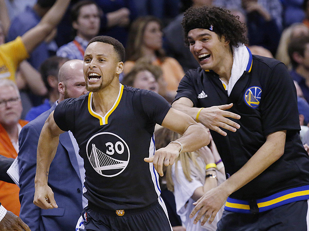 Golden State Warriors guard Stephen Curry (30) celebrates with teammate Anderson Varejao, right, after hitting the game-winning shot in overtime of an NBA basketball game against the Oklahoma City Thunder in Oklahoma City, Saturday, Feb. 27, 2016. Golden State won 121-118. (AP Photo/Sue Ogrocki) ORG XMIT: OKSO111