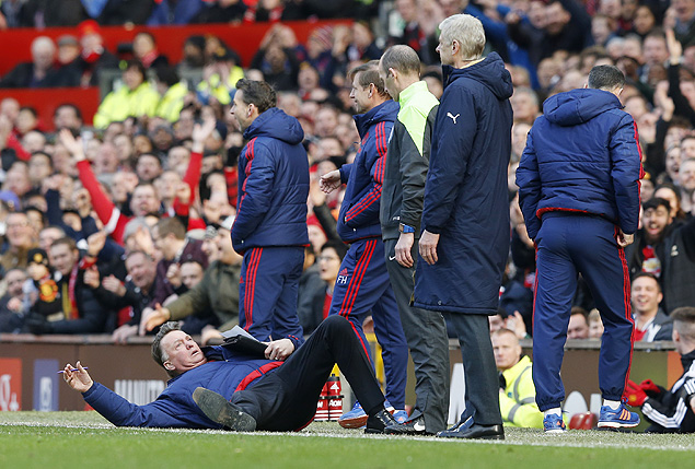 Football Soccer - Manchester United v Arsenal - Barclays Premier League - Old Trafford - 28/2/16 Manchester United manager Louis van Gaal lies on the side of the pitch to demonstrate a foul to the fourth official Mike Dean Reuters / Phil Noble Livepic EDITORIAL USE ONLY. No use with unauthorized audio, video, data, fixture lists, club/league logos or "live" services. Online in-match use limited to 45 images, no video emulation. No use in betting, games or single club/league/player publications. Please contact your account representative for further details. ORG XMIT: UKXXqt