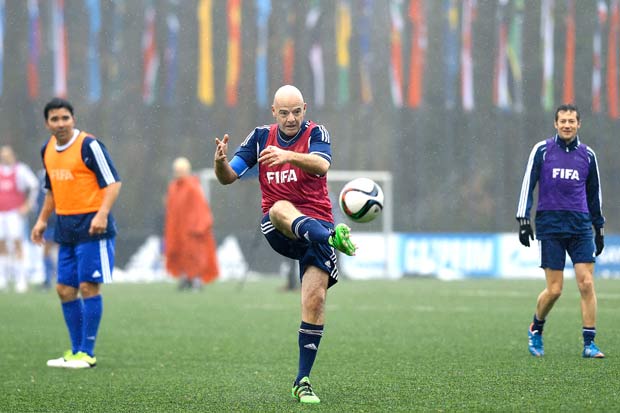 TOPSHOT - Newly-elected FIFA president Gianni Infantino (C) plays during a football match on February 29, 2016 at the FIFA headquarters in Zurich. Gianni Infantino insisted on February 28, 2016 that FIFA's reform package would close the door on a chapter of pain at world football's governing body and usher in an era of joy. / AFP / VALERIANO DI DOMENICO ORG XMIT: FAB101