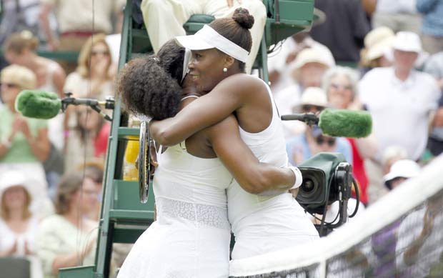 (150706) -- LONDRES, julio 6, 2015 (Xinhua) -- La tenista estadounidense Serena Williams (i) y su hermana Venus Williams (d), se abrazan al trmino del partido individual femenil de la cuarta ronda del torneo de tenis de Wimbledon, en Wimbledon, en el suroeste de Londres, Reino Unido, el 6 de julio de 2015. (Xinhua/Han Yan) (jp) (ah)