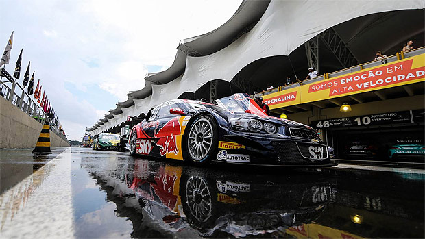 Carro do piloto Caca Bueno no pit de Interlagos durante a temporada de 2015 da Stock Car 