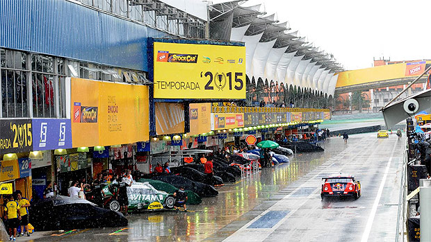 Pit de Interlagos durante a temporada de 2015 da Stock Car 