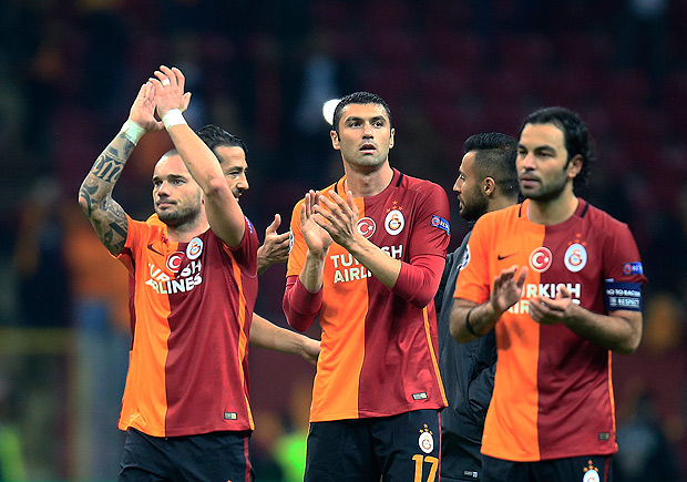 Jogadores do Galatasaray aplaudem a torcida aps a vitria sobre o Benfica, pela Liga dos Campees