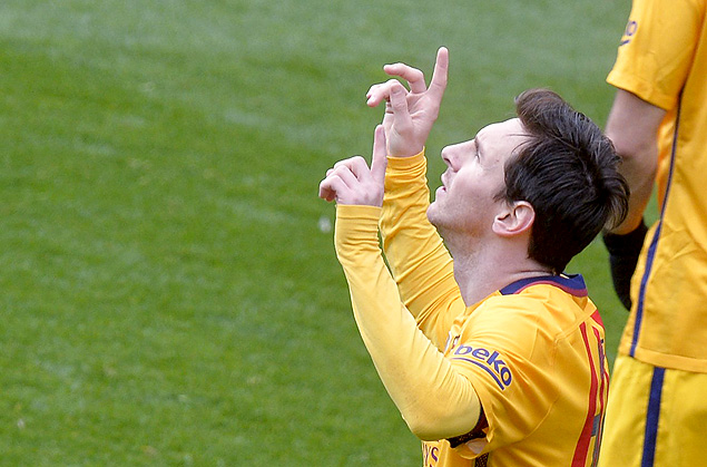 Lionel Messi comemora um dos dois gols em goleada do Barcelona